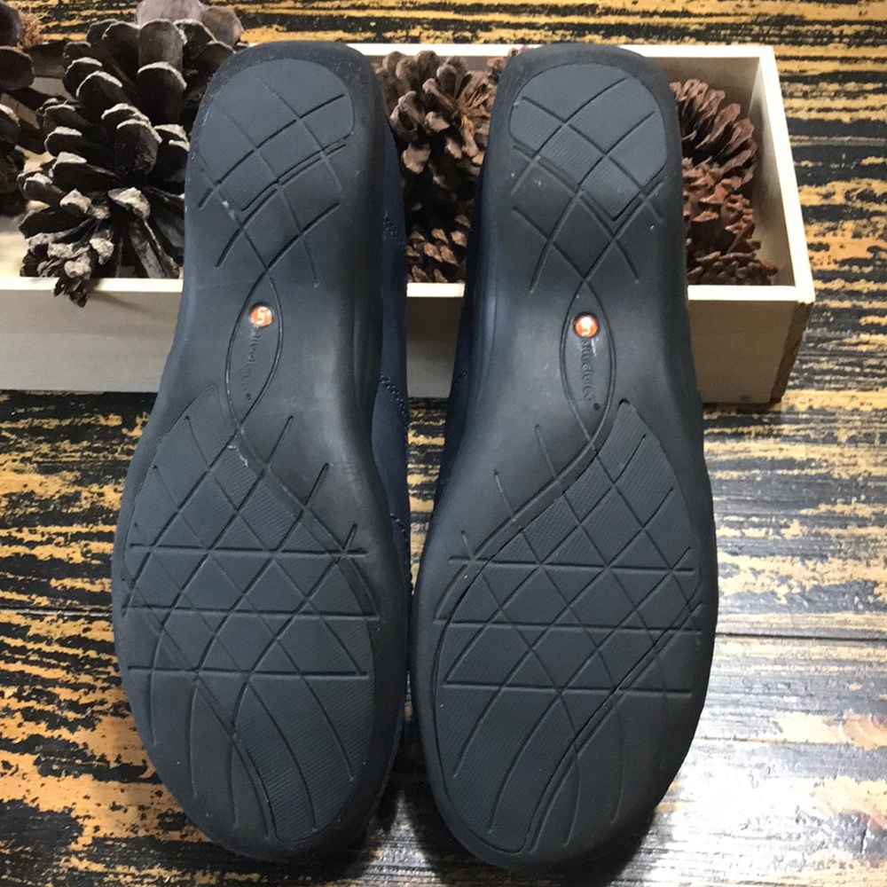 Unstructured Clark’s Un Loop Casual Loafer - image 4